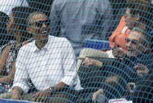 El presidente cubano Raúl Castro (derecha) y el estadounidense Barack Obama presencian un juego de béisbol entre los Rays de Tamba Bay y la selección de Cuba en La Habana, el martes 22 de marzo de 2016. (Ismael Francisco/Cubadebate via AP)