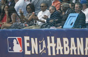 El presidente cubano Raúl Castro, centro derecha, junto con el presidente estadounidense Barack Obama y su esposa Michelle observan un partido entre los Rays de Tampa Bay y la selección de Cuba el martes, 22 de marzo de 2016, en La Habana. (Ismael Francisco/Cubadebate via AP)