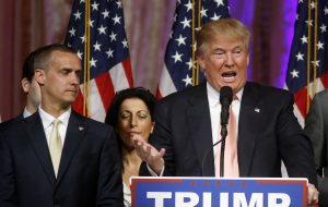 El jefe de campaña de Donald Trump, Corey Lewandowski, a la izquierda, escucha mientras Trump hace declaraciones el 15 de marzo del 2016 en Palm Beach, Florida. (Foto AP/Gerald Herbert, archivo)