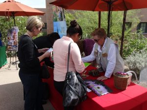 Empresarias de Arizona asistieron al Jardín Botánico de Phoenix para celebrar su éxito en los negocios. Foto: Mixed Voces 