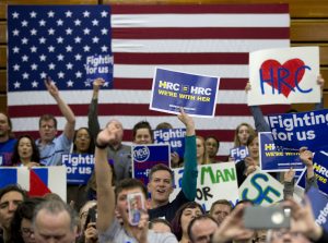 El clima político en Estados Unidos ha generado grandes audiencias a las principales cadenas de televisión nacional. Foto: AP
