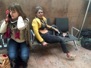 En esta imagen proporcionada por la televisora pública georgiana y fotografiada por Ketevan Kardava, dos mujeres heridas en el aeropuerto de Bruselas, en Bélgica, tras dos explosiones, el 22 de marzo de 2016. (Ketevan Kardava/ Georgian Public Broadcaster via AP)