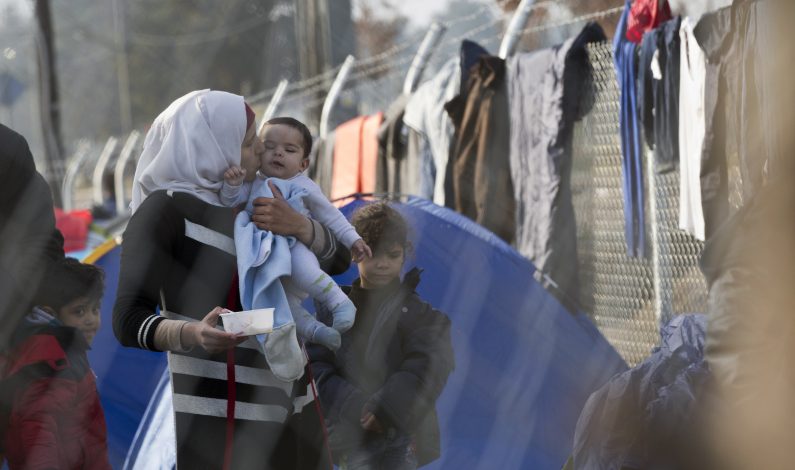 Más de 7 mil migrantes, varados en frontera Grecia-Macedonia