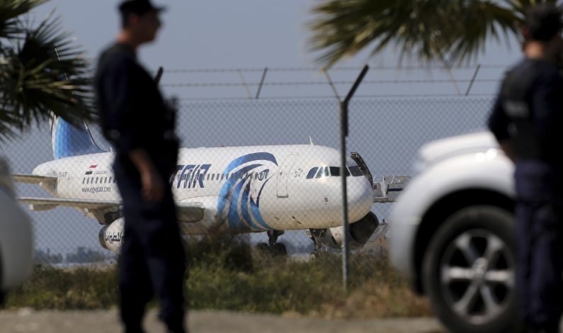 Se entrega secuestrador de avión egipcio