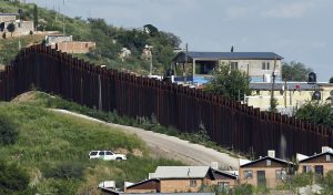 La escalada del muro en plena luz del día se presenta en medio de una contienda por la Casa Blanca en la cual la seguridad fronteriza se ha convertido en un tema controvertido de campaña. Foto: AP