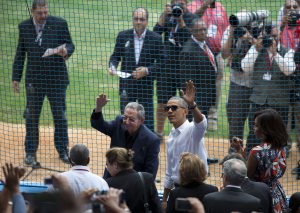 El presidente estadounidense Barack Obama y su homólogo cubano Raúl Castro saludan a los aficionados a medida que llegan para un juego de béisbol entre los Rays de Tampa Bay y el equipo nacional de béisbol de Cuba en La Habana, el martes 22 de de marzo de 2016. (Foto AP/Rebecca Blackwell)