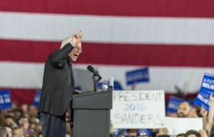 El senador Bernie Sanders, aspirante a la candidatura demócrata a la presidencia, habla en una escala de campaña el sábado 26 de marzo de 2016, en Madison, Wisconsin. (Foto AP/Andy Manis)