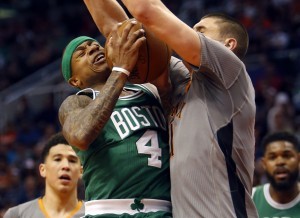 Isaiah Thomas, escolta de los Celtics de Boston, recibe una falta de Alex Len, de los Suns de Phoenix, durante el encuentro llevado a cabo el sábado 26 de marzo de 2016 (AP Foto/Rick Scuteri)