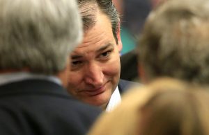 El senador republicano por Texas Ted Cruz, aspirante a la candidatura republicana a la presidencia, escucha a un seguidor en una asamblea del partido en Wichita, Kansas, el 5 de marzo de 2016. (AP Foto/Orlin Wagner)