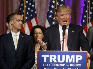 El jefe de campaña de Donald Trump, Corey Lewandowski, a la izquierda, escucha mientras Trump hace declaraciones el 15 de marzo del 2016 en Palm Beach, Florida. (Foto AP/Gerald Herbert, archivo)