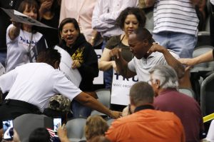 Un partidario del aspirante a la candidatura republicana a la presidencia Donald Trump, a la derecha, exclama y hace gestos a un manifestante, que está en el suelo y no aparece en la imagen, en un enfrentameinto durante un acto electoral de Trump el sábado 19 de marzo de 2016 en Tucson, Arizona. (AP Foto/Ross D. Franklin)
