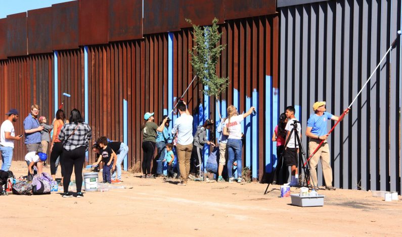 Estudiantes “borran” muro fronterizo entre Sonora y Arizona