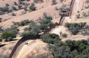 Un 59 por ciento de los votantes registrados se opone a la idea de elevar un muro fronterizo con México, frente a 38 por ciento que respalda el plan de Trump.