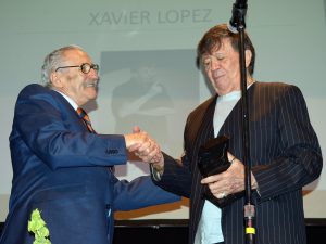 Xavier López lloró al recbir la presea "Caridad Bravo Adams" por su trayectoria como escritor. Foto: Mixed Voces