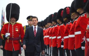 60627025. Quebec, 27 Jun. 2016 (Notimex-Presidencia).- El presidente Enrique Peña Nieto, inició su Visita de Estado a Canadá con una ceremonia de bienvenida ofrecida por el gobernador general de Canadá, David Johnston. NOTIMEX/FOTO/PRESIDENCIA/COR/POL/
