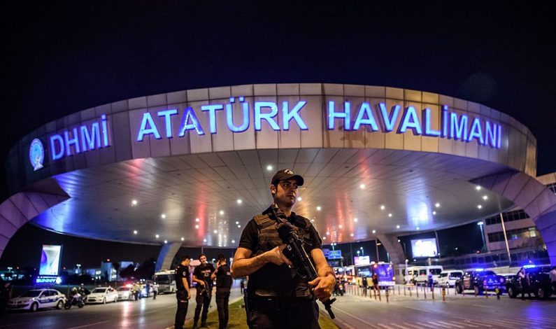 Al menos 10 extranjeros entre 41 víctimas de atentado en Estambul