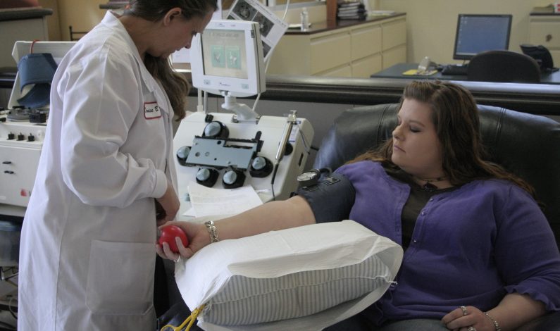Convocan a hispanos a campaña de donación de sangre