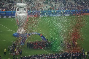 60710152. París, 10 Jul 2016 (Notimex-David del Rio).- La selección de futbol de Portugal contra todos los pronósticos, se coronó campeona de la Eurocopa 2016, al vencer 1-0 al anfitrión, Francia, en tiempos extra. NOTIMEX/FOTO/DAVID DEL RIO/COR/SPO/
