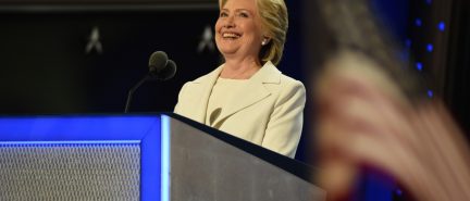Clinton asume candidatura y promete no construir muro