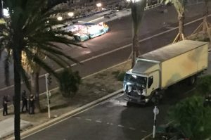 60714081. París, 14 Jul 2016 (Notimex-Cortesía Twitter).- Un camión atropelló esta noche a decenas de personas en la ciudad francesa de Niza durante los festejos del 14 de julio, lo que dejó un número indeterminado de muertos y heridos, reportó la televisión local. NOTIMEX/FOTO/CORTESÍA-TWITTER/DIS/