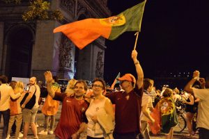 60710167. París, 10 jul. 2016  (Notimex-Especial).- Miles de portugueses residentes en Francia  salieron esta noche a celebrar por las calles de París, la victoria de su equipo en la final de la Eurocopa. NOTIMEX/FOTO/ESPECIA /FRE/SPO/