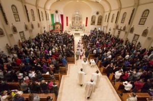 Cientos-de-feligreses-se-reunieron-en-la-Iglesia-del-Inmaculado-Corazón-de-María-la-nochel-del-jueves-para-venerar-a-la-Virgen-de-Guadalupe